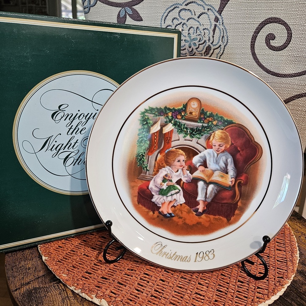 Avon‎ 1983 Porcelain Decorative Plate "Enjoying The Night Before Christmas" 9"